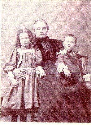 Antique picture of a large family; Actual size=240 pixels wide